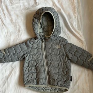 The North Face puffer jacket with hood and option to cover hands GUC